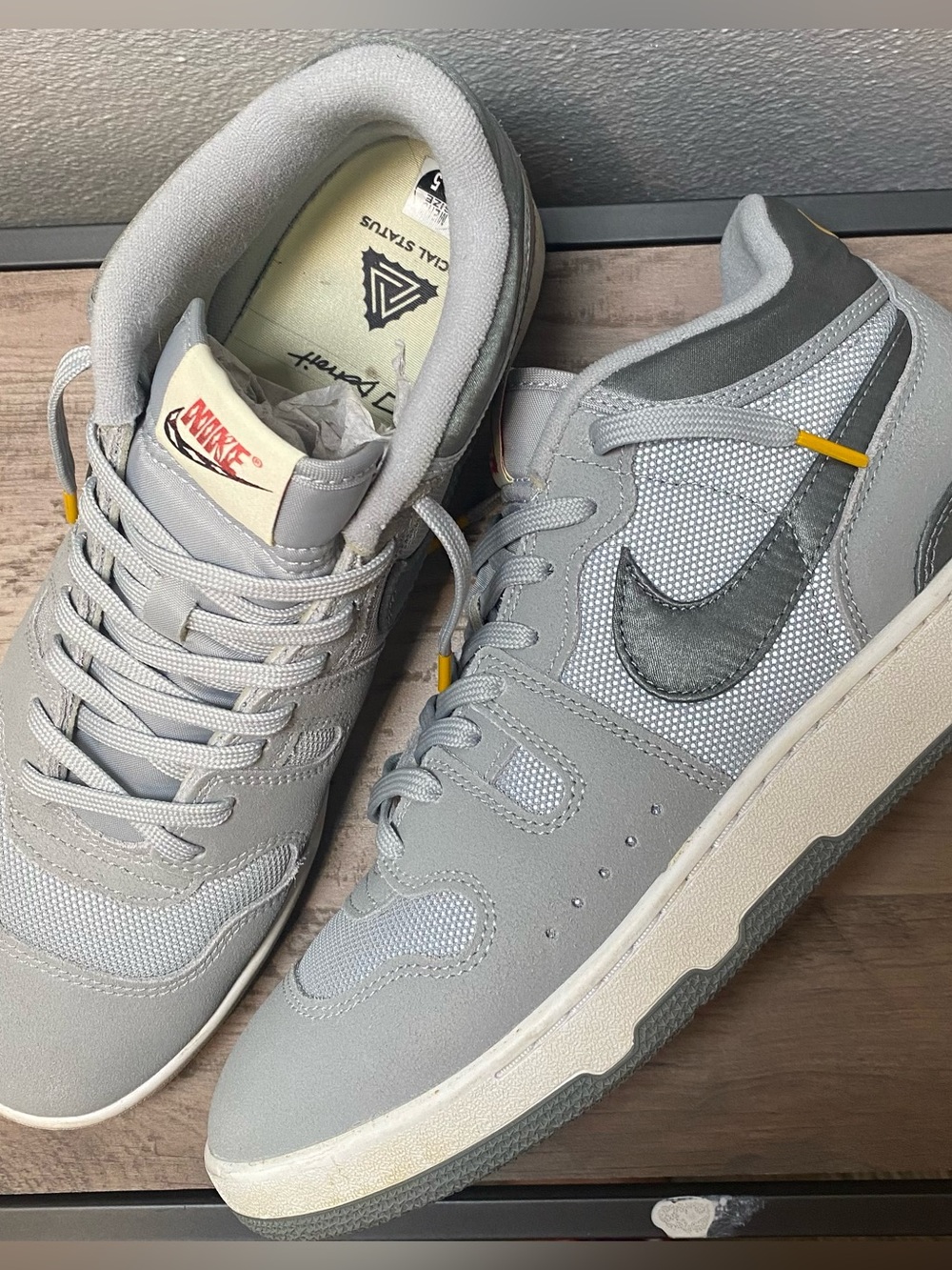 WNike Men’s Light Grey & Dark Grey Low-Top Sneakers with Yellow Accent